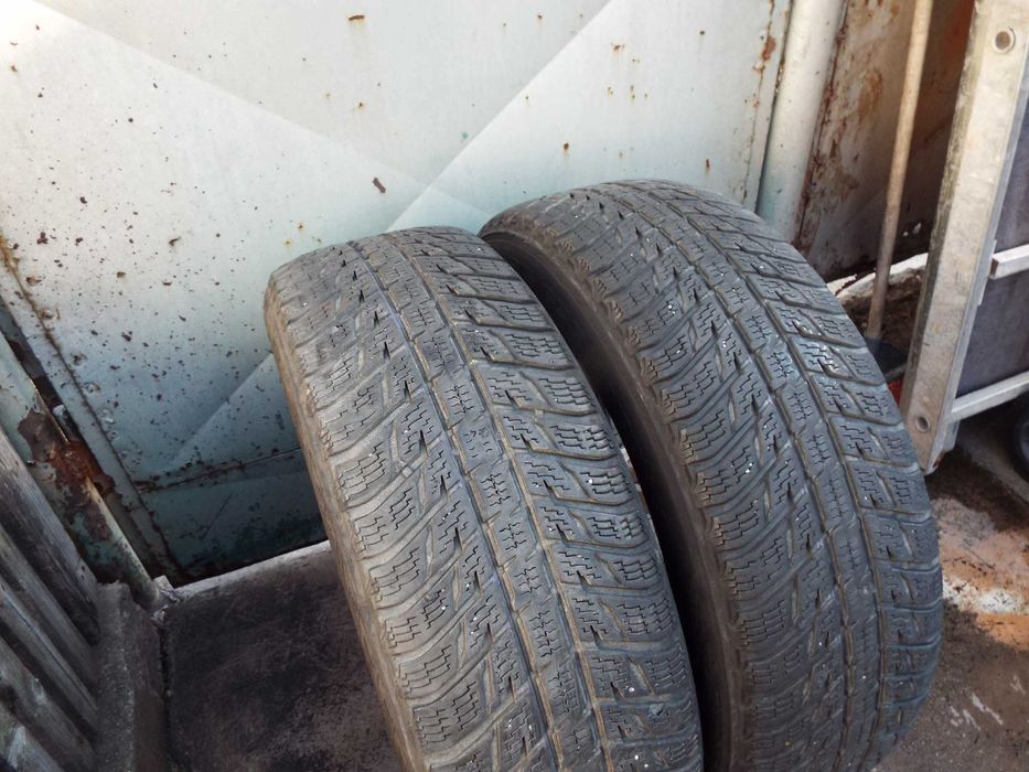 vand 2 anvelope de iarna 215/65/17 nokian wr suv3 pret 250lei amandoua
