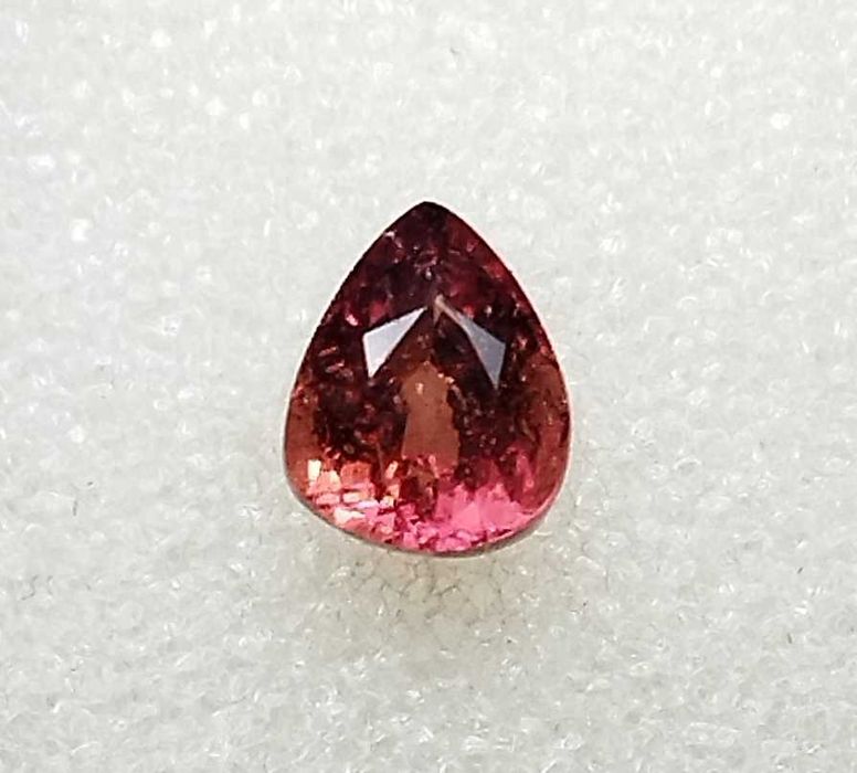 Рядък Ненагряван Падпараджа Сапфир 1.55кт с Цвят на Лотос при Залез!