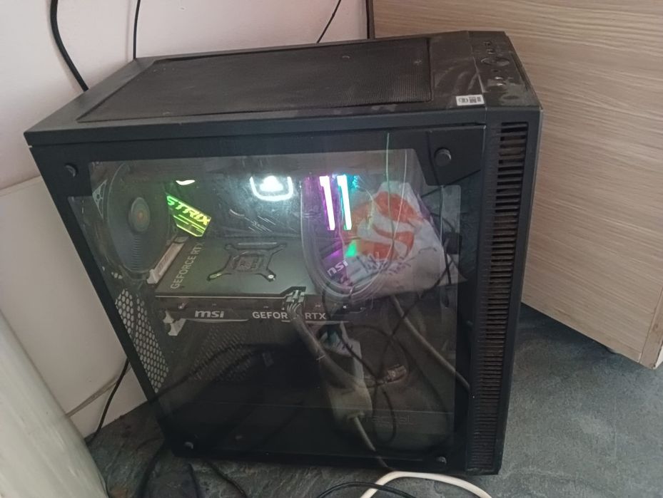 Vând pc prețul este fix in stare foarte buna