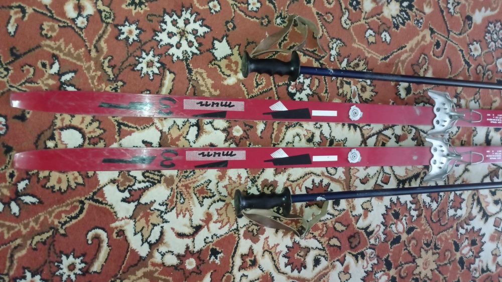 Лыжи с креплениями и палками.