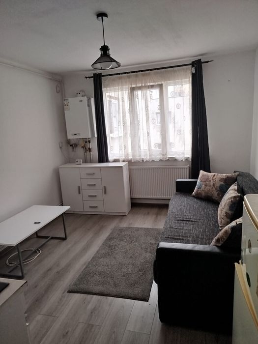 Închiriez cameră de cămin cu baie proprie, bucătărie și centrala termica proprie