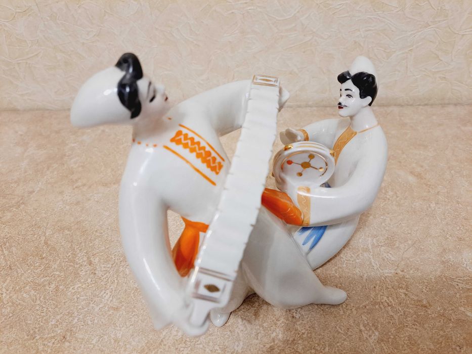 Статуэтка " Танец с бубном и гармошкой"