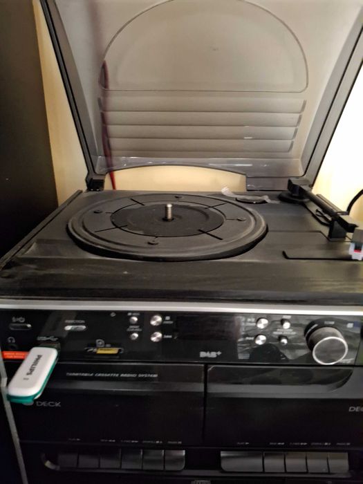 Sistem audio  cu stic ,card, cd ,caseta si picap