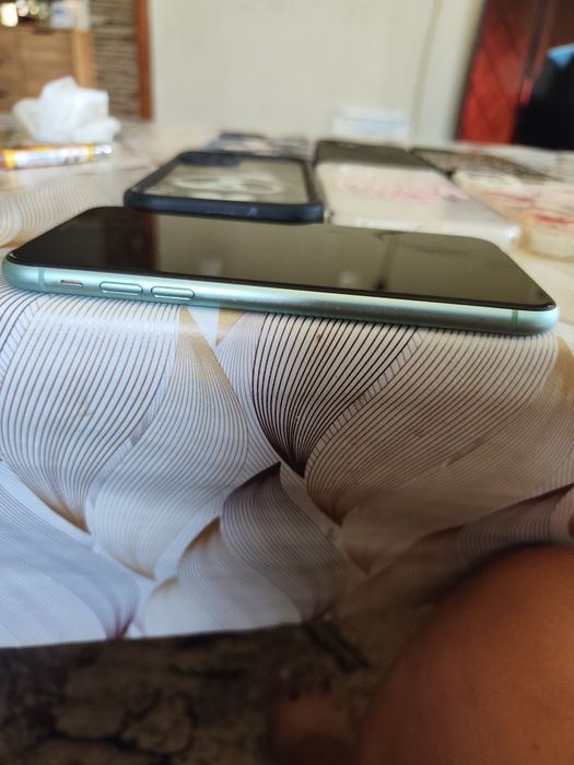 Продавам iPhone 11