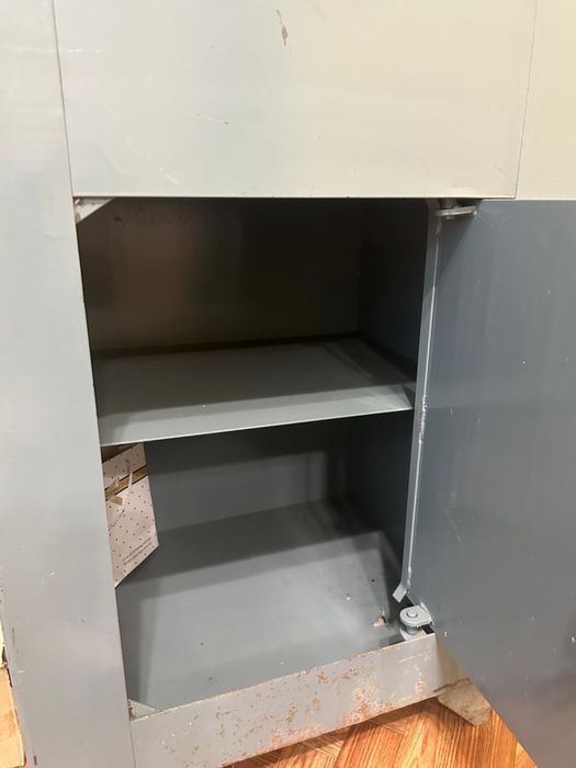 Продается металлический шкаф