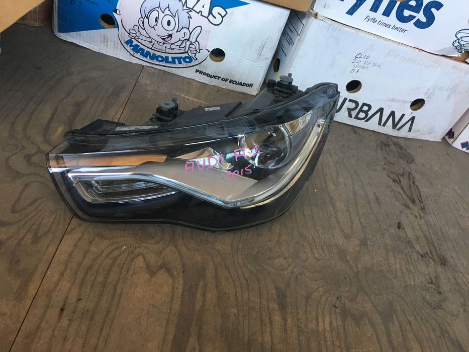 Ляв фар за Audi A1. Би-ксенон. 15-18.