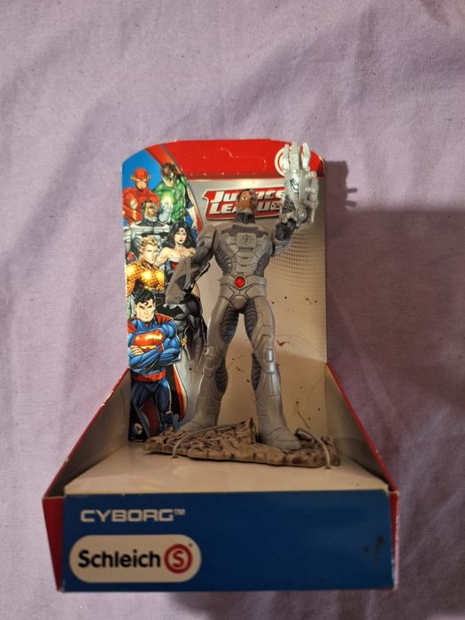 Нови фигурки Шазам и Киборг.