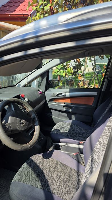 Vând Opel Zafira