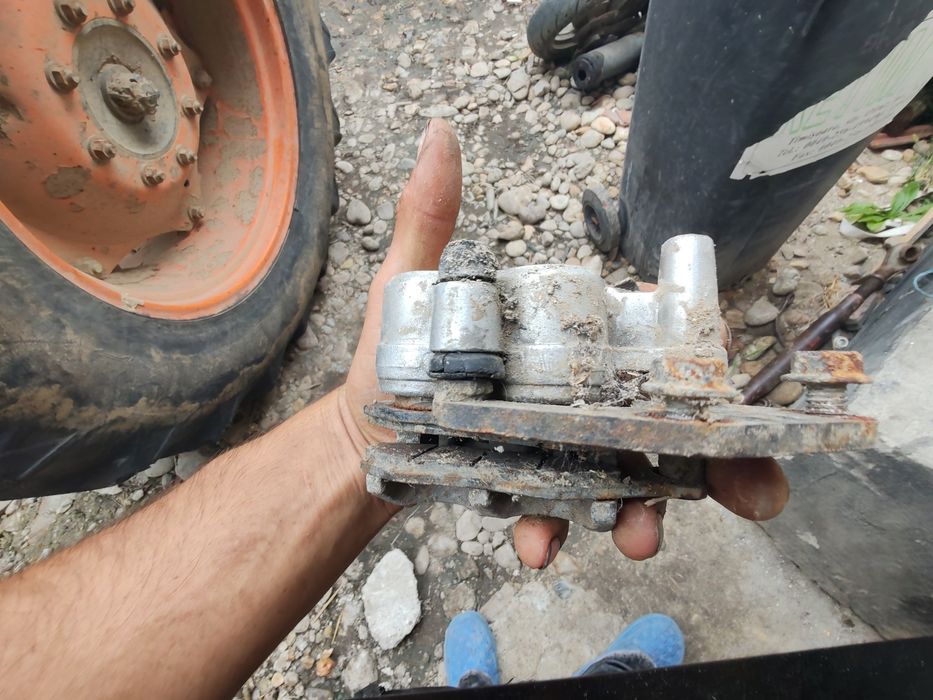 Am un piston frana .doua motoare unu de Aprilia 49.si celălalt de 49 .
