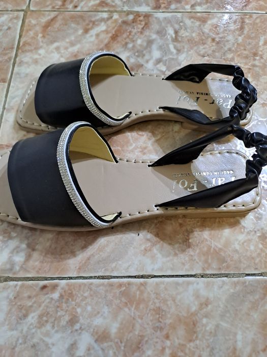 Продавам сандали