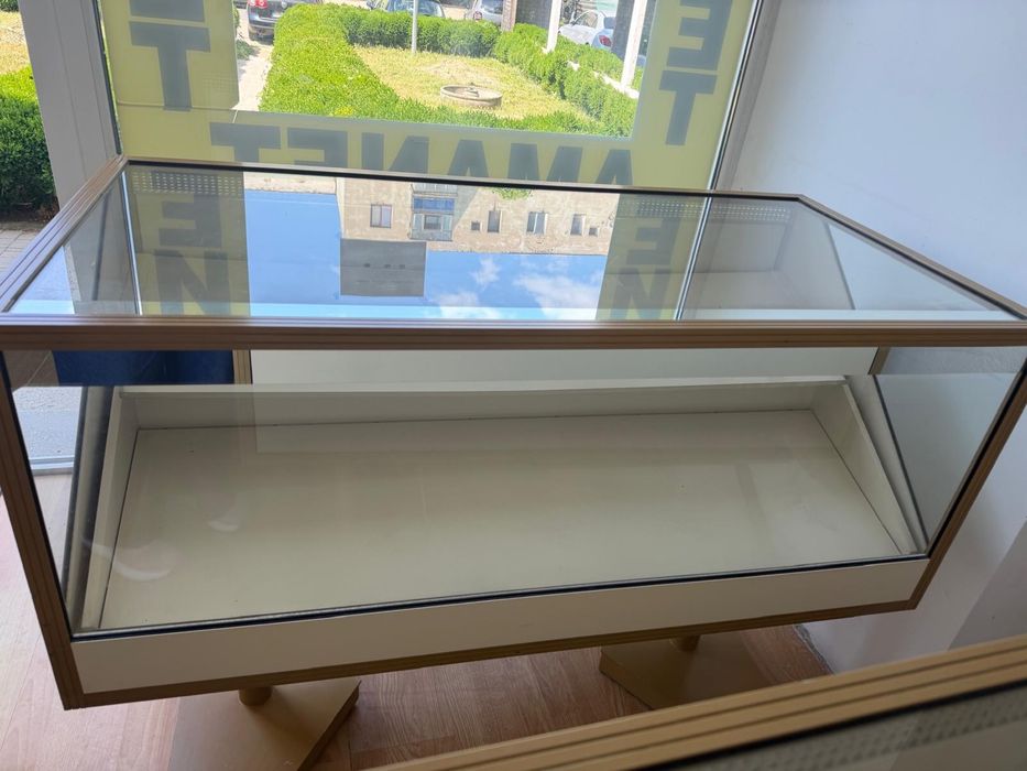 Vitrine Bijuterii / Ceasuri Premium – Mobilier Comercial de Lux Iluminat