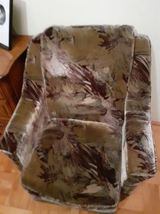 Vând canapea (2m/1m)  nu este extensibila și 2 fotolii (80/95cm )