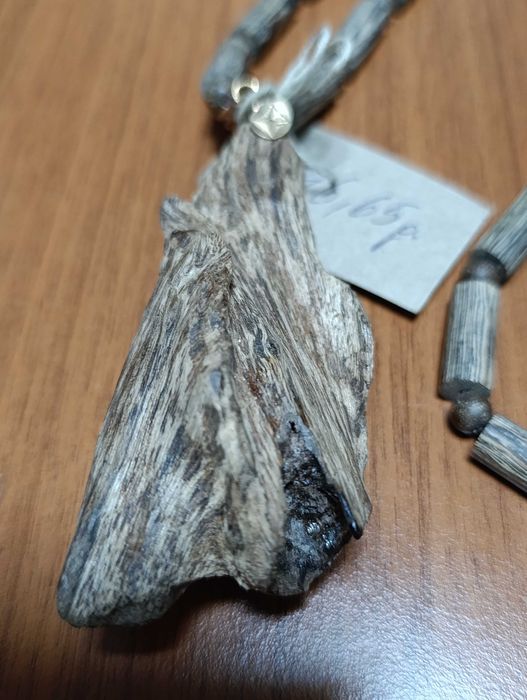 Колие с висулка от агарово дърво