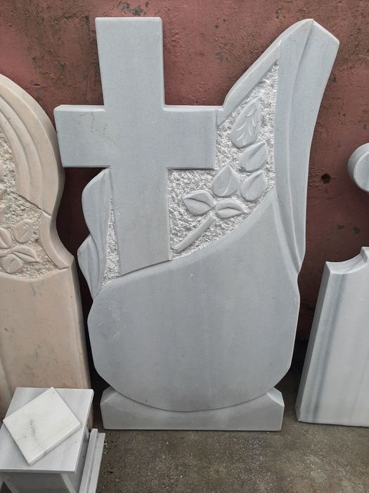 Stâlpi monumente cruci din marmură