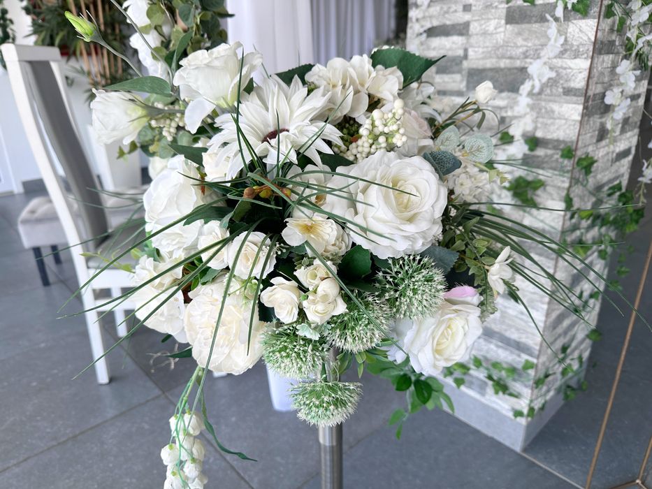 Vând aranjamente florale artificiale premium, ideale pentru mese de evenimente, nunți, botezuri sau decor locații.