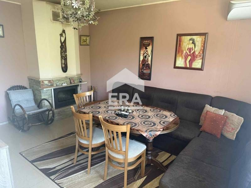 Ексклузивен тристаен апартамент с камина и локално парно, район Владис