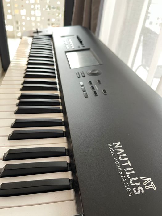 Korg Nautilius Nou + husă și pedală