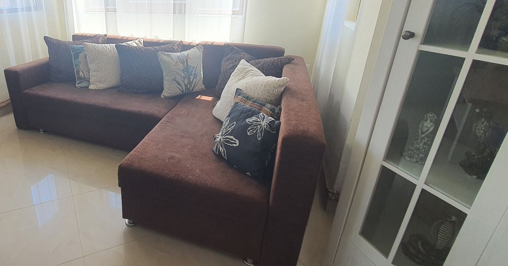 Colțar Extensibil Cu Perini Decorative Și Tabureți