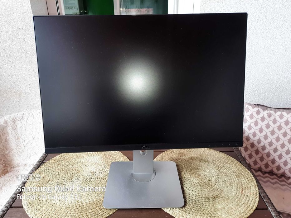 Vand monitor Axus & Dell in stare excelenta de functionare