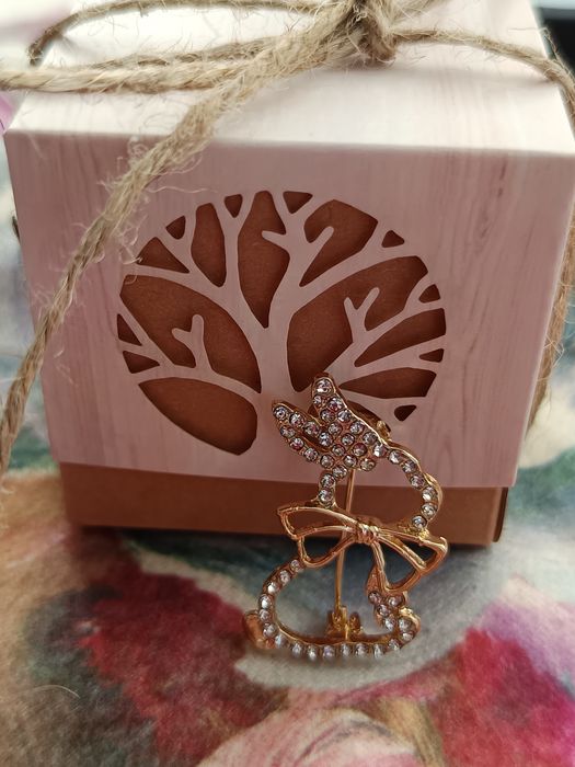 Красиви дамски брошки