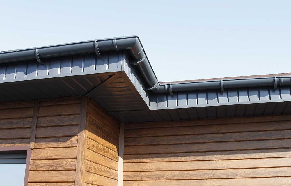 Водосток Дёке цвет Карбон. Сайдинг, гибкая черепица, софиты.