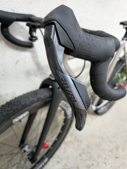 Титаниев гравел велосипед Електронен Монтаж Sram Rival Карбонови капли 56см рамка