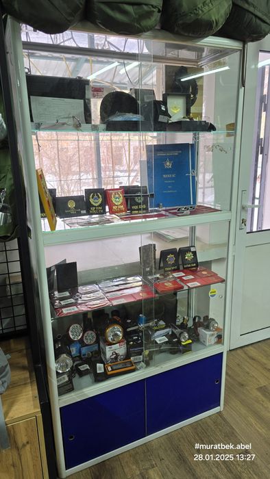 Продам витрины, стеллажи.