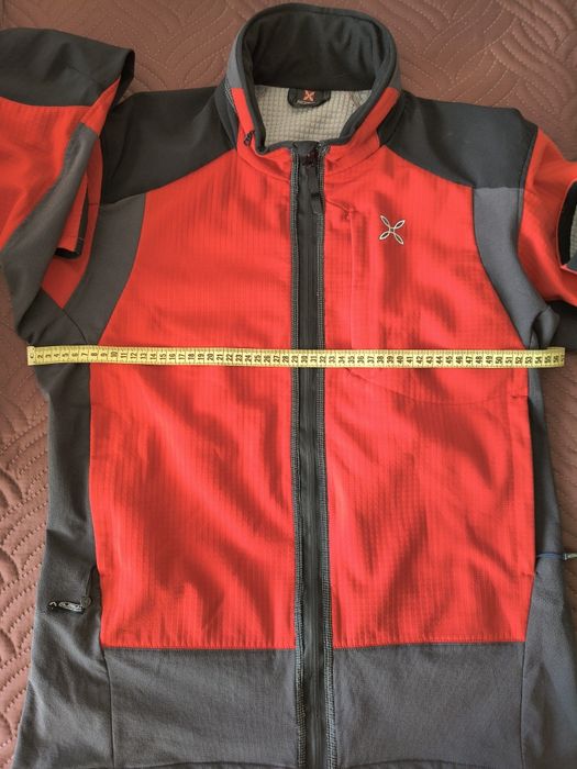 Продавам мъжко туристическо яке