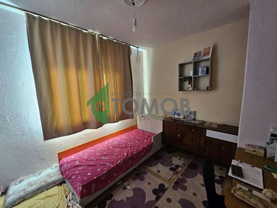 Здрава триетажна къща в село Загоре