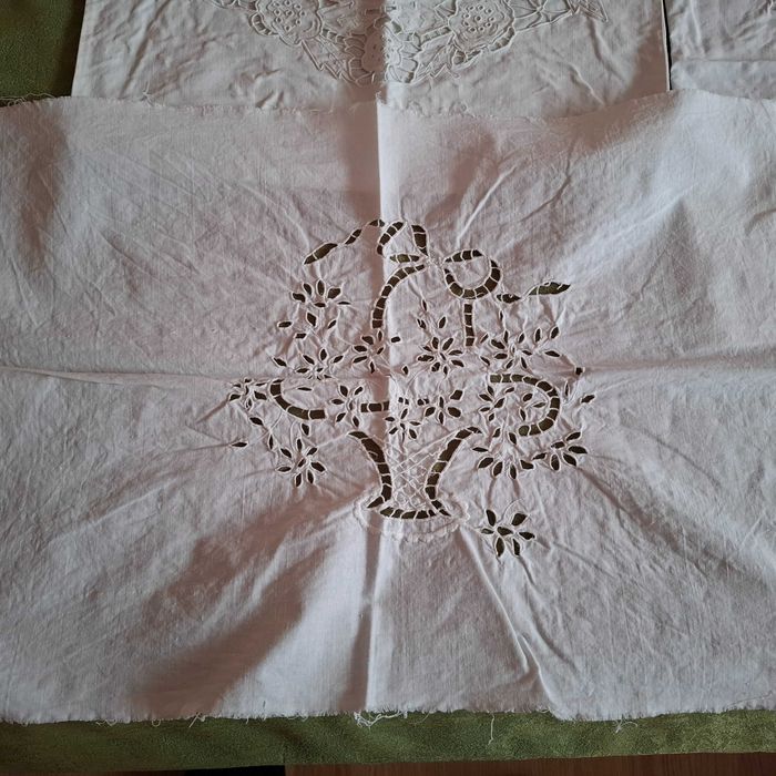 НОВИ Бели калъфки за възглавници с рязана бродерия