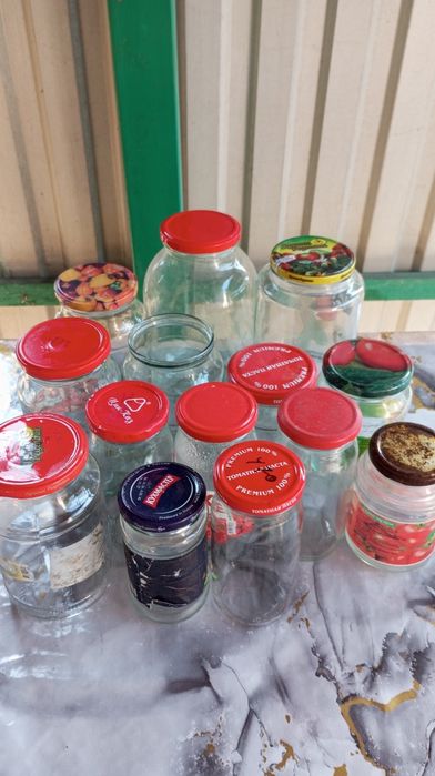 Банки  разные и бутылки.