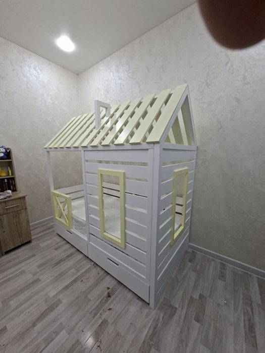 Кровати-домики из массива сосны на заказ