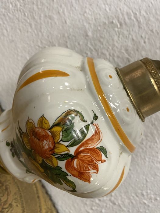 Френска порцеланова лампа с месингова основа