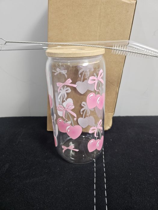 Стъклена чаша със сламка