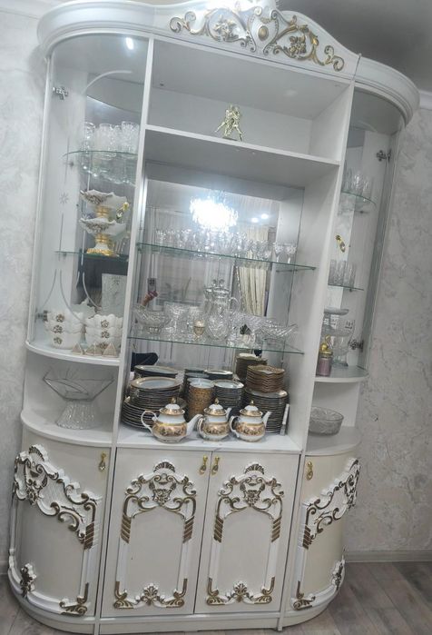 Ветрина/ сервант посудный  для гостиной