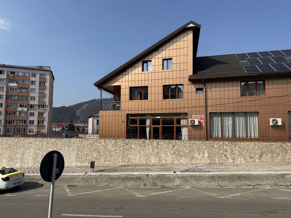 Imobil mixt, spatiu comercial si apartamente