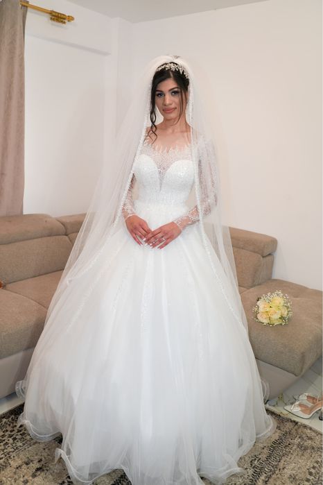 Rochie de mireasa impecabila cu tot cu diadema si voal