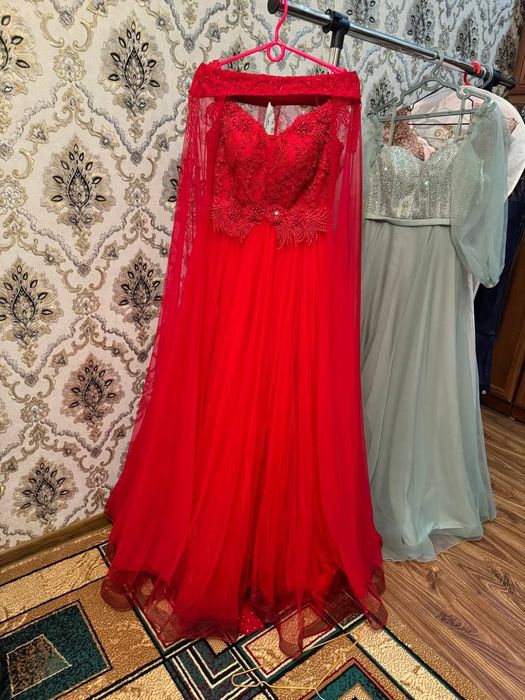 Красное вечернее платье