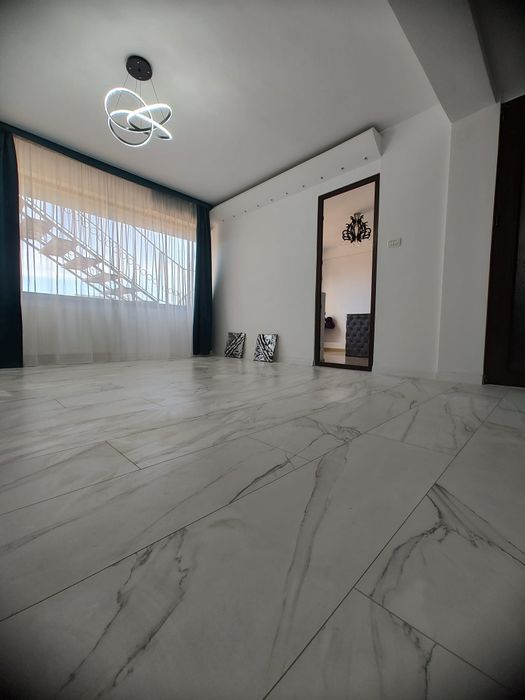 Apartament cu 5 camere, intrare din principala, birouri, agentii etc