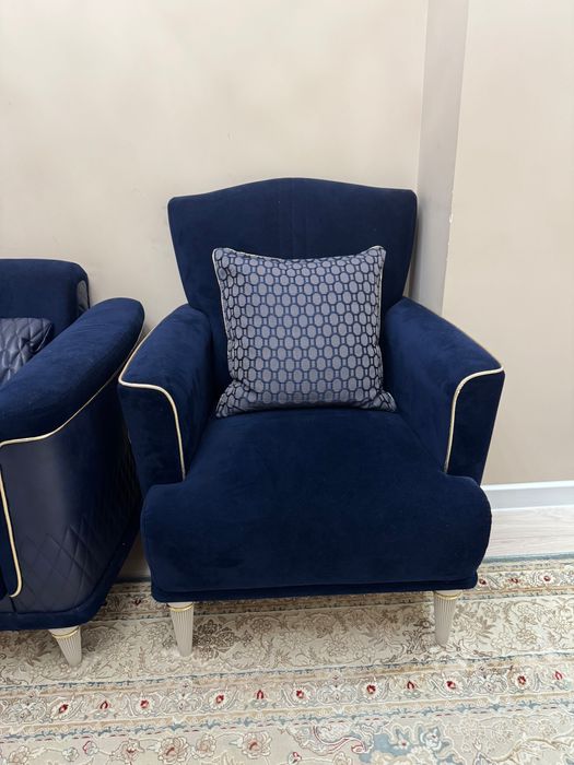 Диван для дома с двумя креслами