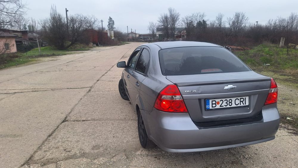 Vând chevrolet aveo