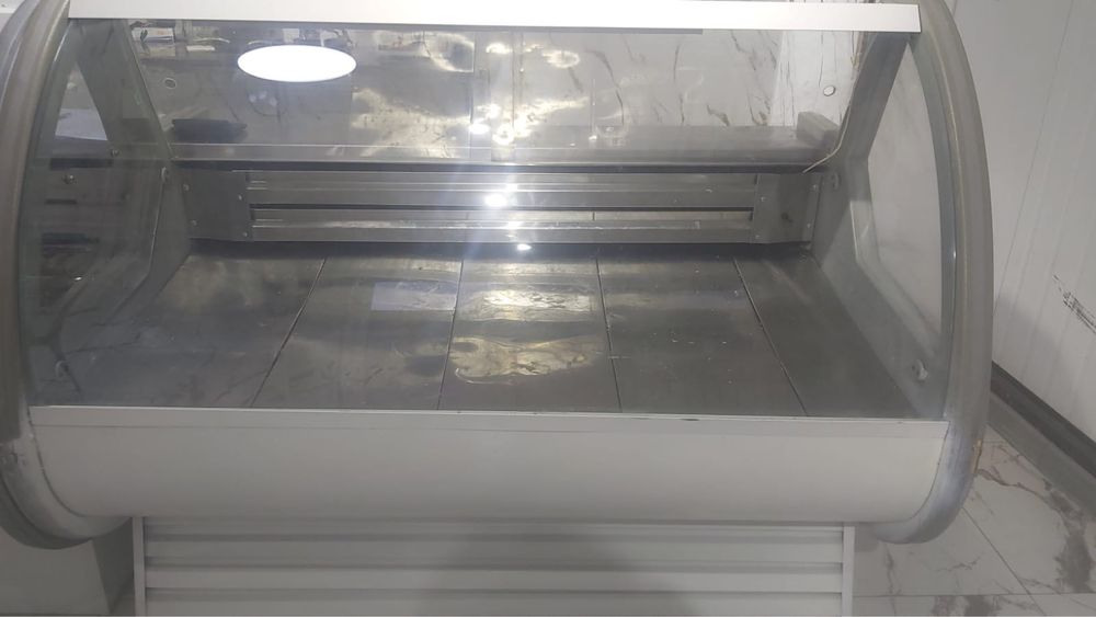Продам витринный холодильник