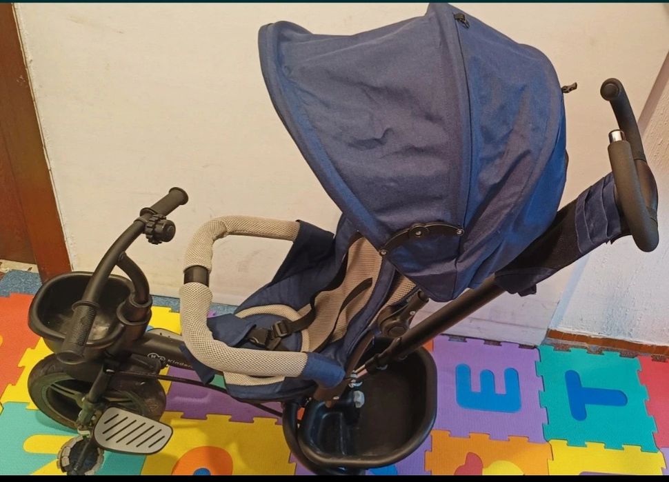 Tricicleta Kinderkraft Aveo bleumarin cu gri, cu șezut rotativ