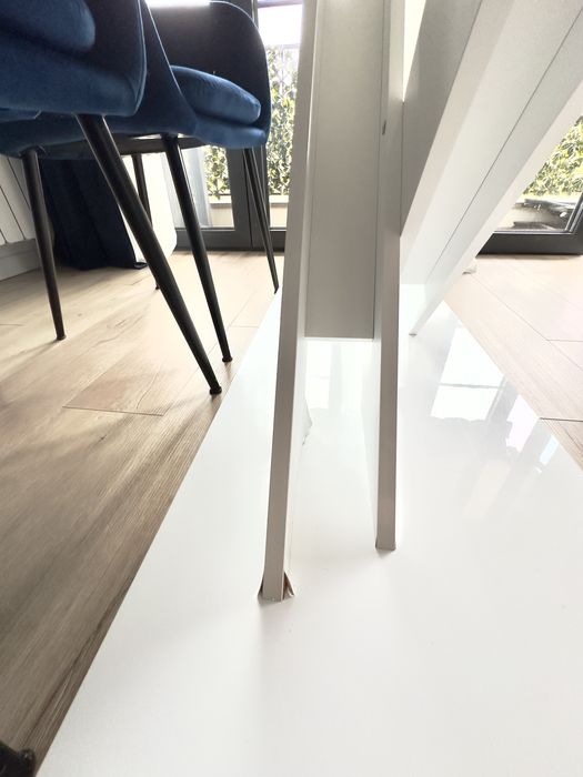 Бяла разтегателна маса за хранене гланцирана