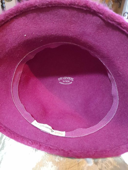 Palarie dama fetru de lana roz fuxia model retro, cu pene, eleganta