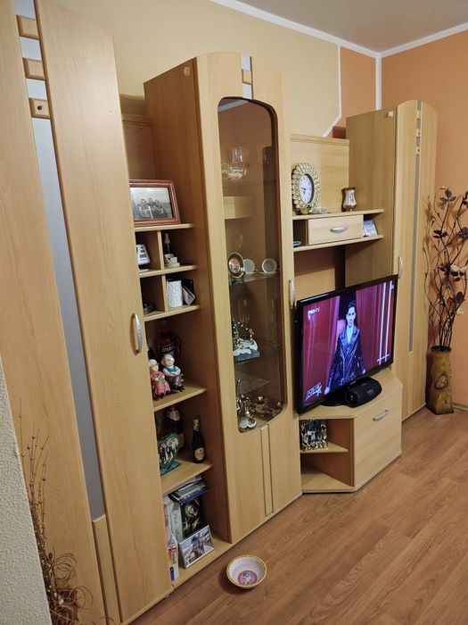 Vând mobila sufragerie, canapea și tv full HD.
