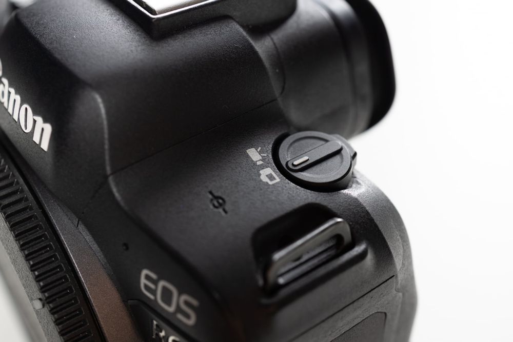 Продавам в гаранция Canon R6 mk2