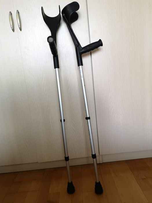 Set carje cu sprijin pe antebraț reglabile