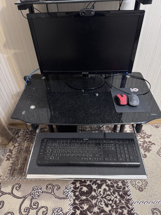 Компьютер Самсунг в комплекте со столом