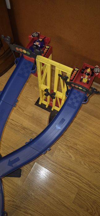 Pista de curse pt copii Mickey Roadster Racers